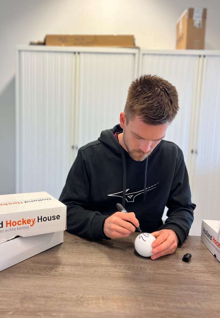 Merkloos Hockeyballen – met handtekening van olympisch kampioen en aanvoerder van Oranje THIERRY BRINKMAN – 12 stuks hockeystick — foto 2